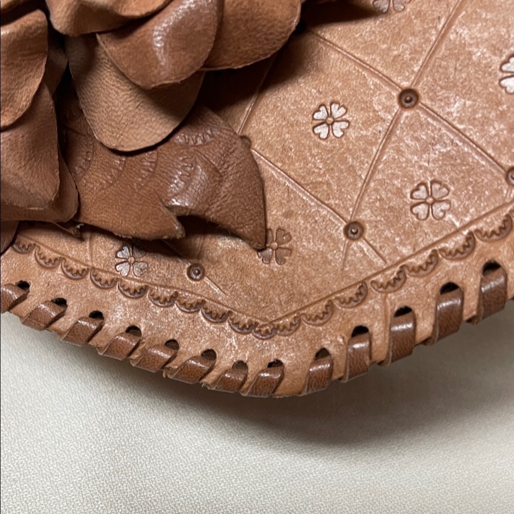 Heart Tooled Leather Crossbody Bag With Roses - Picture 4 of 16